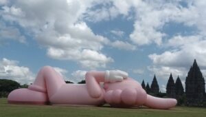Pengunjung Candi Prambanan Bisa Berfoto dengan Karya Seni “KAWS:HOLIDAY”