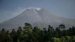 Guguran Lava Pijar Gunung Merapi Meluncur Sejauh 1,6 Km