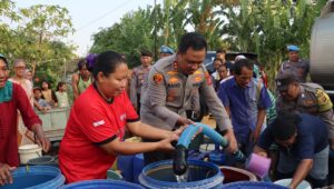 Ancaman Kekeringan, 30 ribu Liter Air Disebar di Dua RW Kelurahan Argasunya