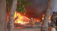Gudang Rongsok dan Bengkel Mobil Terbakar, Satu Mobil Dilalap Sijago Merah