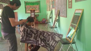 Jelang Anniversary, Vape Troopers Berikan Potong Rambut Gratis di Panti Budhi Asih