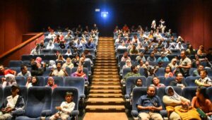 Wartawan Cirebon dan Keluarganya Nobar Film di Bioskop