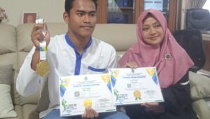 Siswa SMA Negeri 8 Cirebon Raih Emas Pada Cabor Gulat Tingkat Provinsi