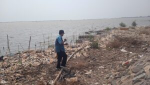 Lurah Kesenden Minta Adanya Satgas Apung untuk Membersihkan Sungai Kedung Pane