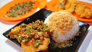 Icip-Icip Ayam Makmur di Ayam Nelongso Cirebon, Rasanya Nampol Harganya Gak Bikin Kantong Jebol