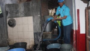 Bantuan Air Bersih Diterima Warga Argasunya dari Partai Gelora