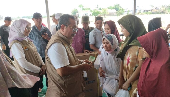 Serap Aspirasi Masyarakat, Bupati Cirebon Gelar Mubeng Sembari Bagi-bagi Bantuan