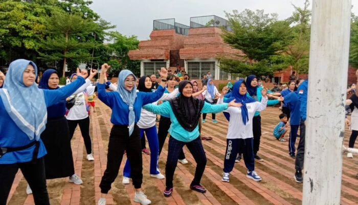 PUAN Kota Cirebon Aerobik Bareng Warga di Alun-alun Kejaksan