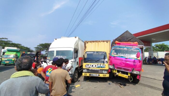 Jumat Pagi, Enam Kendaraan Terlibat Lakalantas di Jalan Pantura Gebang Cirebon