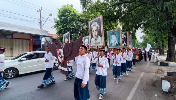 Ribuan Santri Cirebon Ikuti Kirab Hari Santri Nasional