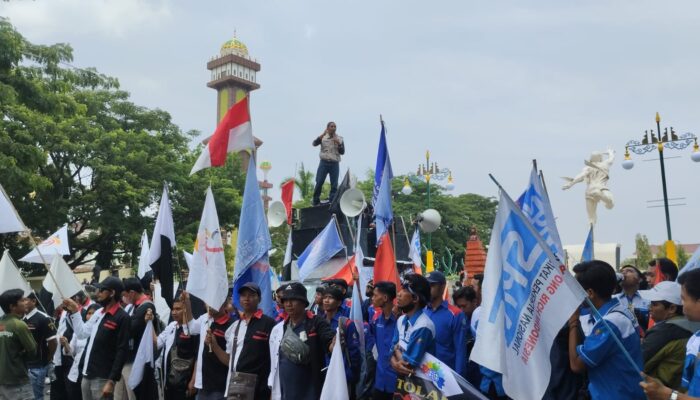 Massa Buruh di Cirebon Gelar Aksi Damai Tuntut UMK Naik 15 Persen