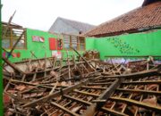 Lapuk Termakan Usia, Atap Ruang Kelas SDN 1 Kedungdawa Cirebon Ambruk