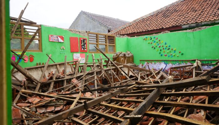Lapuk Termakan Usia, Atap Ruang Kelas SDN 1 Kedungdawa Cirebon Ambruk