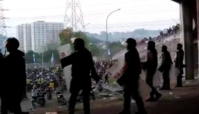 Polda Akui Tembakkan Gas Air Mata karena Suporter Beringas