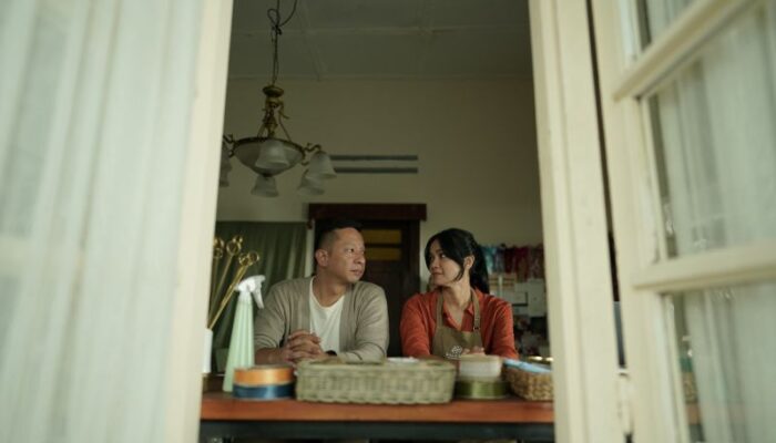 Perjalanan Cinta Sang Penulis di “Jatuh Cinta Seperti Di Film-Film”