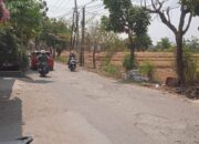 Sudah 5 Tahun, Jalan Rusak di Desa Banjarwangunan Cirebon Minta Diperbaiki