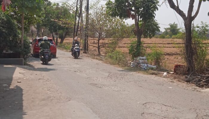 Sudah 5 Tahun, Jalan Rusak di Desa Banjarwangunan Cirebon Minta Diperbaiki