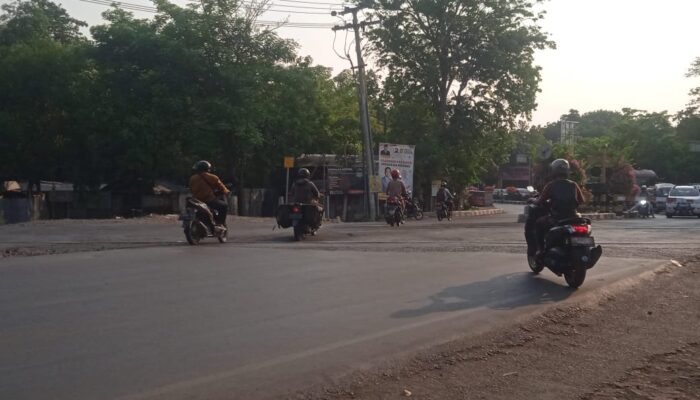 Banyak Pengendara Melawan Arus di Perlintasan Kereta, Satlantas Polres Ciko Beri Imbauan