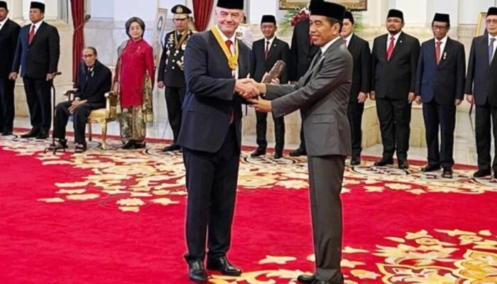 Pengabdian di Olahraga, Presiden FIFA Dianugerahi Bintang Jasa Pratama oleh Jokowi