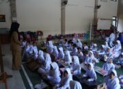 Atap Kelasnya Ambruk, Siswa SDN 1 Kedungdawa Cirebon Belajar di Gedung Serbaguna