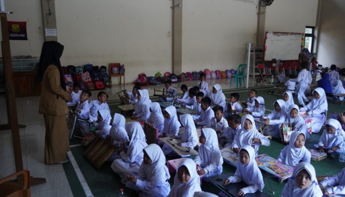 Atap Kelasnya Ambruk, Siswa SDN 1 Kedungdawa Cirebon Belajar di Gedung Serbaguna