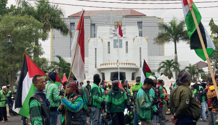 Ratusan Pengemudi Ojek Online di Cirebon Gelar Aksi Solidaritas untuk Palestina