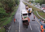 Bus Penumpang Rombongan Wisata Terguling di Tol Palikanci Cirebon