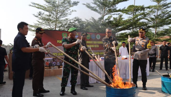 Puluhan Ribu Botol Miras Dimusnahkan oleh Polres Cirebon Kota