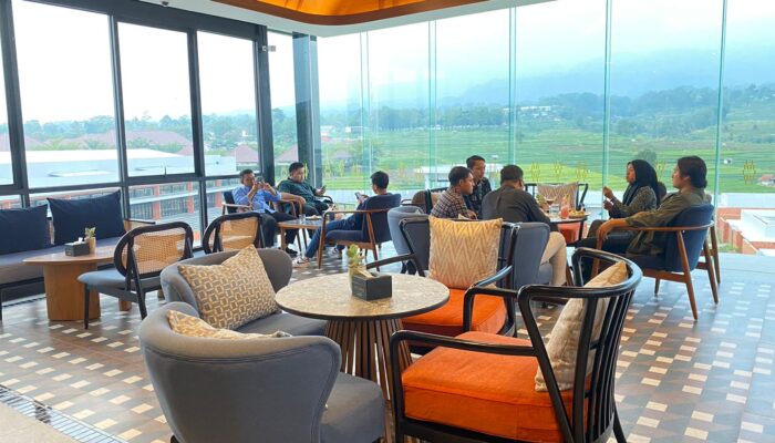 Ngopi Sambil Menatap Gunung Ciremai di Betelgeuse Sky Longe, Hotel Santika Premiere Linggarjati