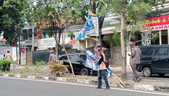 Ratusan Alat Peraga Kampanye di Jalan Cipto Mangunkusumo Kota Cirebon Ditertibkan