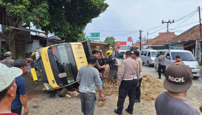Dump Truck Oleng Timpa Pengendara Motor di Jalur Pantura Palimanan Cirebon