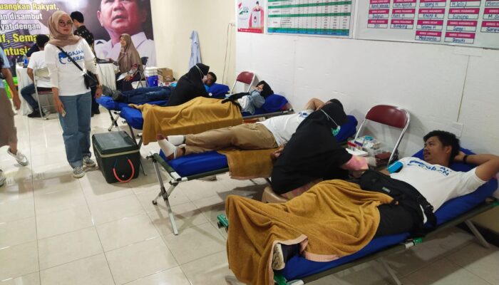 Relawan Gajah Gibran Gelar Aksi Sosial Donor Darah dan Bagi-bagi Susu di Cirebon