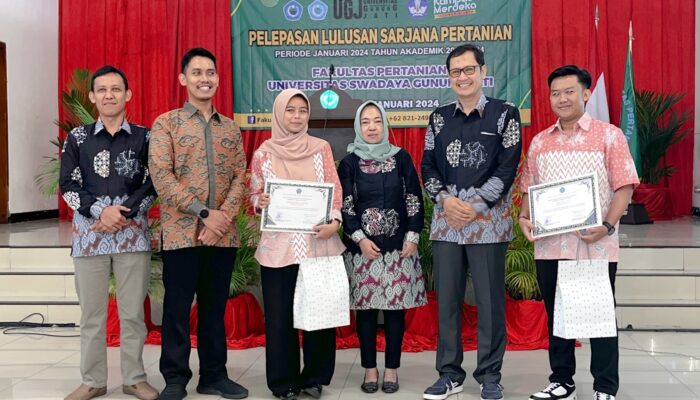 Pelepasan Lulusan Sarjana Pertanian UGJ Cirebon, Dua Mahasiswa Terima Penghargaan