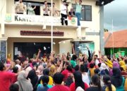 Bestie-nya jadi Kuwu Lagi, Kuwu Azis Maulana Sawer dari Atas Balkon