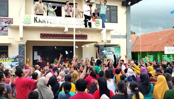 Bestie-nya jadi Kuwu Lagi, Kuwu Azis Maulana Sawer dari Atas Balkon
