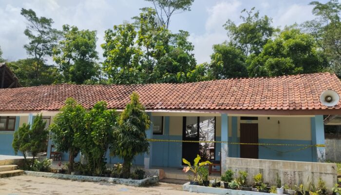Ruang Kelas SMPN 2 Greged Cirebon Ambruk, Enam Siswa Terluka