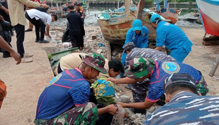 Kodim 0614/Kota Cirebon Gelar Aksi Bersih-bersih Sampah di Muara Sukalila