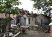 Dua Rumah Tertimpa Pohon di Desa Pesanggrahan Akibatkan Dua Orang Luka