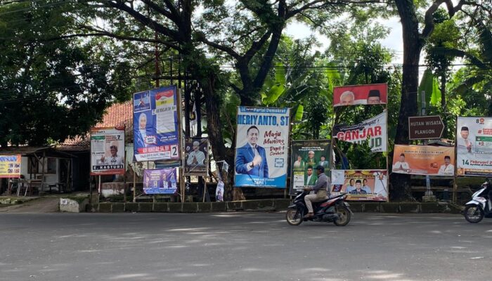Warga Kabupaten Cirebon Keluhkan Baliho Peserta Pemilu yang Dipasang Serampangan