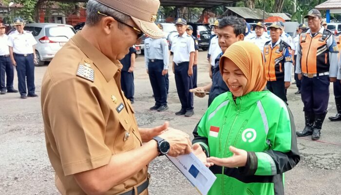 Ojol dan Sopir Angkot di Kota Cirebon Terima Bansos