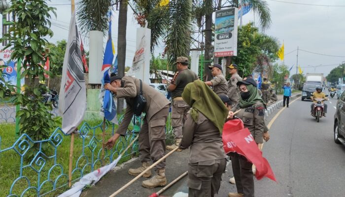 Bawaslu dan Satpol PP Kabupaten Cirebon Copot Ratusan APK yang Melanggar