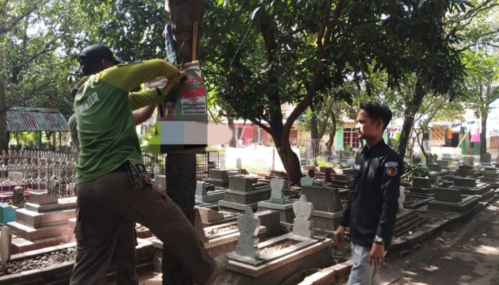 Respons Masukan Warga, Petugas Tertibkan APK dan Atribut Parpol di TPU Kemlaten