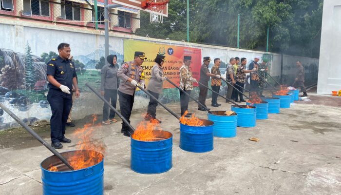 Kejari Kabupaten Cirebon Musnahkan 1,3 Kilogram Sabu hingga Ratusan Ribu Batang Rokok Ilegal