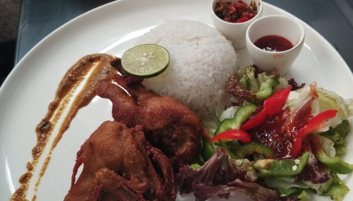 Nikmati Bebek Goreng Kalio Dipadukan dengan Sambal Pedaringan di Grage Grand Bussiness Hotel Cirebon