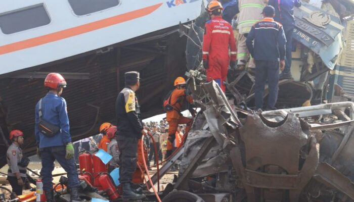 Basarnas Evakuasi Korban Kecelakaan Kereta Api di Bandung