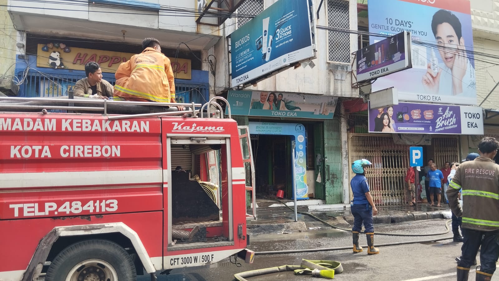 Proses Pemadaman Toko Kosmetik yang terbakar.
