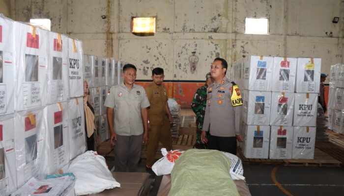 Jelang Pemilu Kapolres Cirebon Kota Tinjau Gudang Logistik di Desa Pegagan Lor