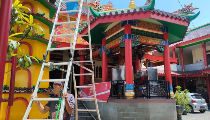 Klenteng Hok Keng Tong Lakukan Tradisi Bersih-bersih Jelang Imlek