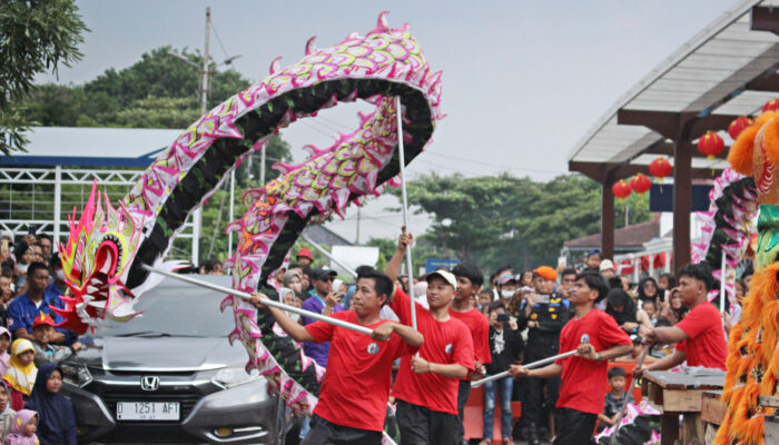 Meriahkan Imlek, Daop 3 Cirebon Tampilkan Atraksi Barongsai