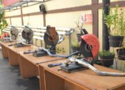 Edukasi Masyarakat, Polresta Cirebon Buat Tugu Udang dari Knalpot Brong